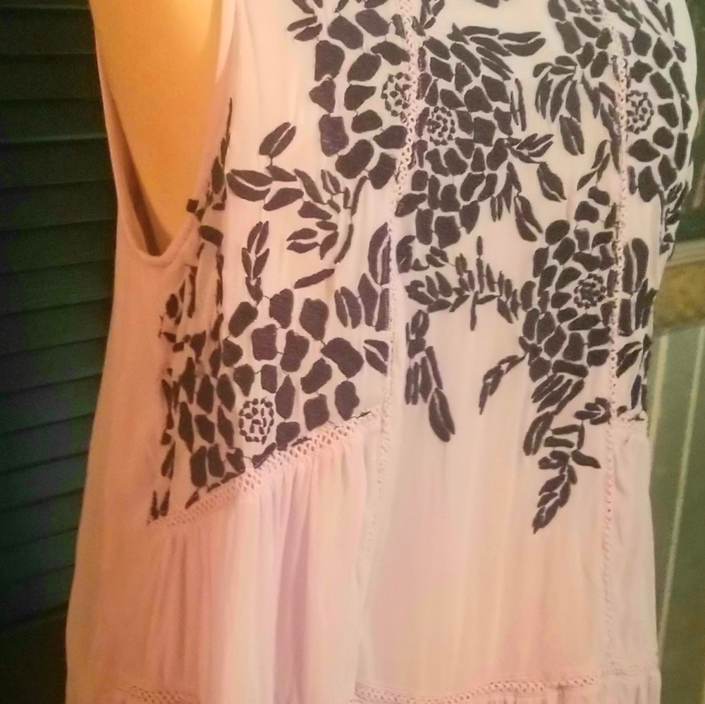 Fluet floral stitch detailed tank.